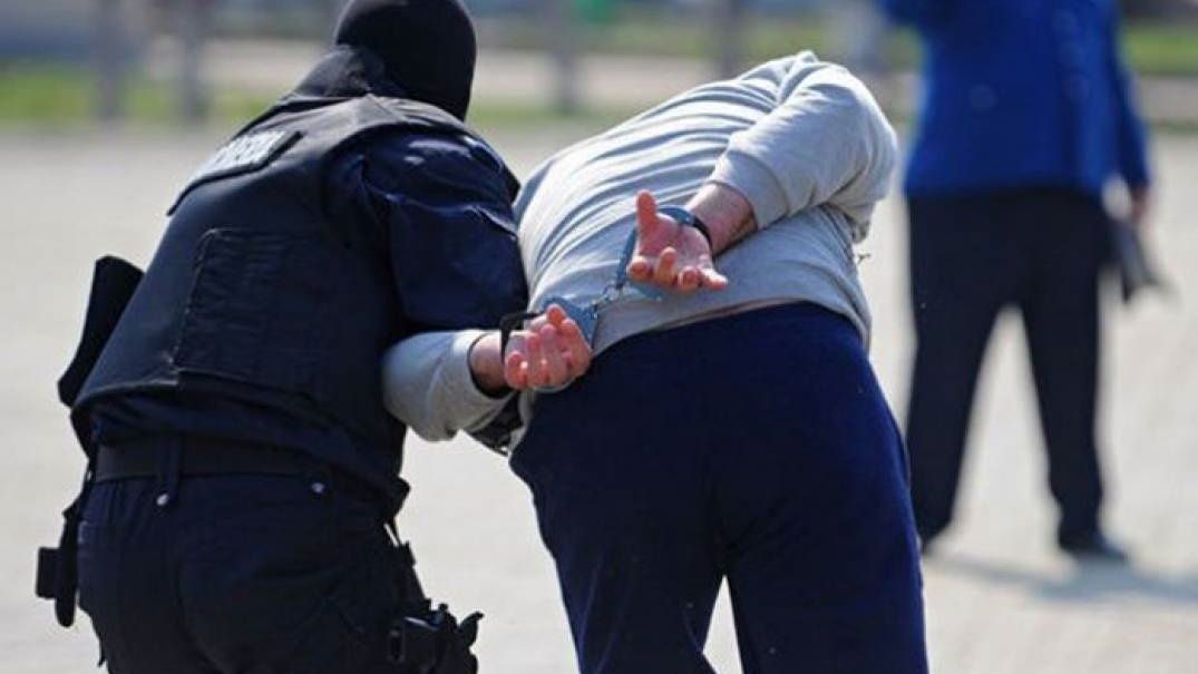 Bărbați urmăriți general, încătușați în Petea și duși în arest