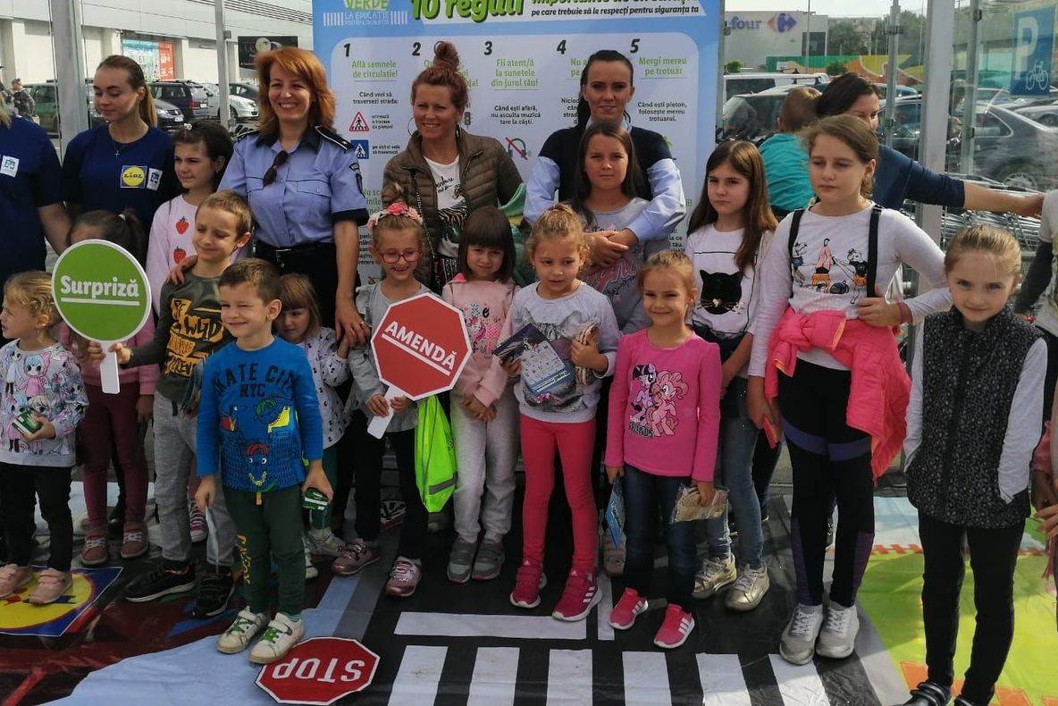 Sute de copii și părinți au fost implicați de poliţiştii sătmăreni într-o inedită lecție de educație rutieră