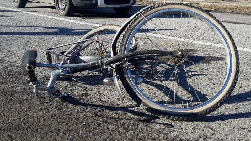 Biciclistă lovită de maşină, în Carei