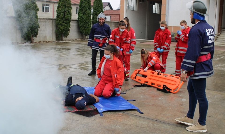 Blocuri afectate, persoane prinse sub dărâmături, în urma unui atac aerian în Negrești Oaș (exercițiu)