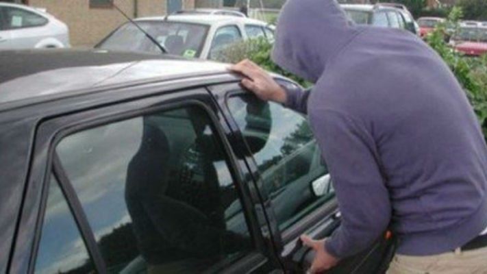 A furat dintr-o mașină aflată în parcarea unui centru comercial