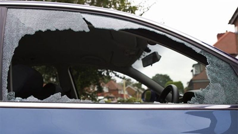 Tânăr din Botiz, cercetat pentru distrugere. A spart geamul unei maşini parcate în municipiul Satu Mare