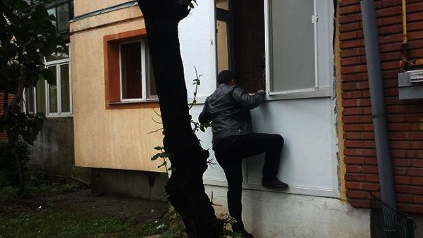 S-a trezit în toiul nopții cu un hoț în casă