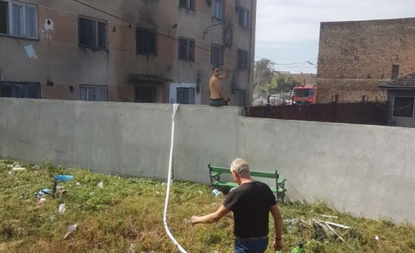 Incendiu la fostul internat al Liceului Agricol din Carei stins de angajații Centrului Cultural Carei