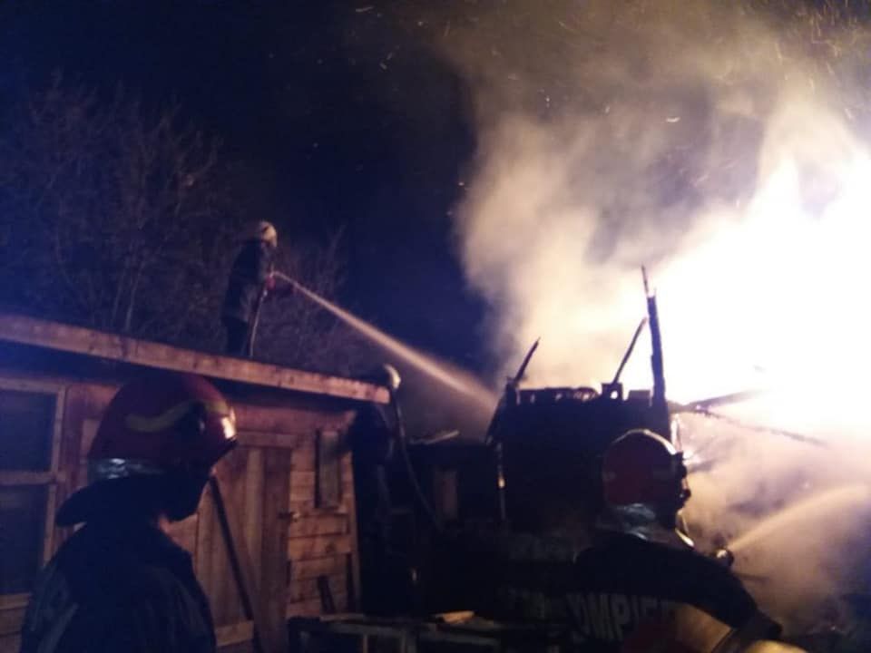 Șură din Ardud, mistuită de flăcări. Pompierii s-au luptat 4 ore pentru a stinge incendiul