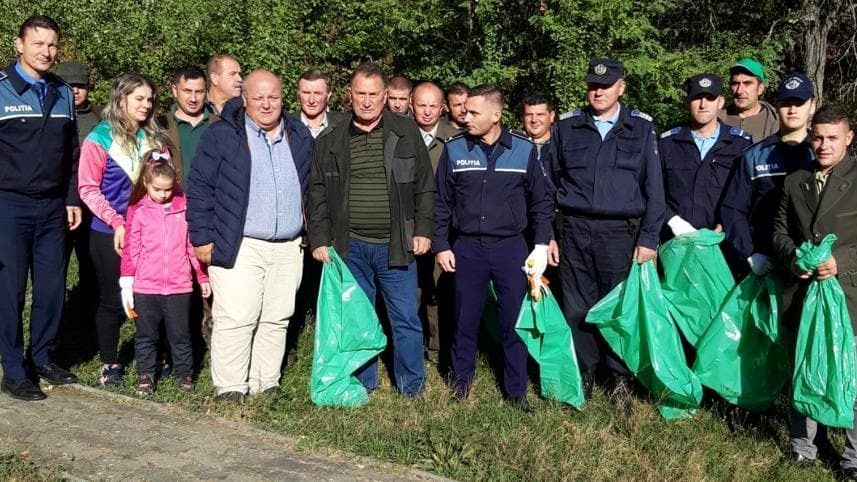 Polițiștii sătmăreni s-au alăturat azi campaniei de ecologizare ”Mișcare pentru un Mediu Curat"