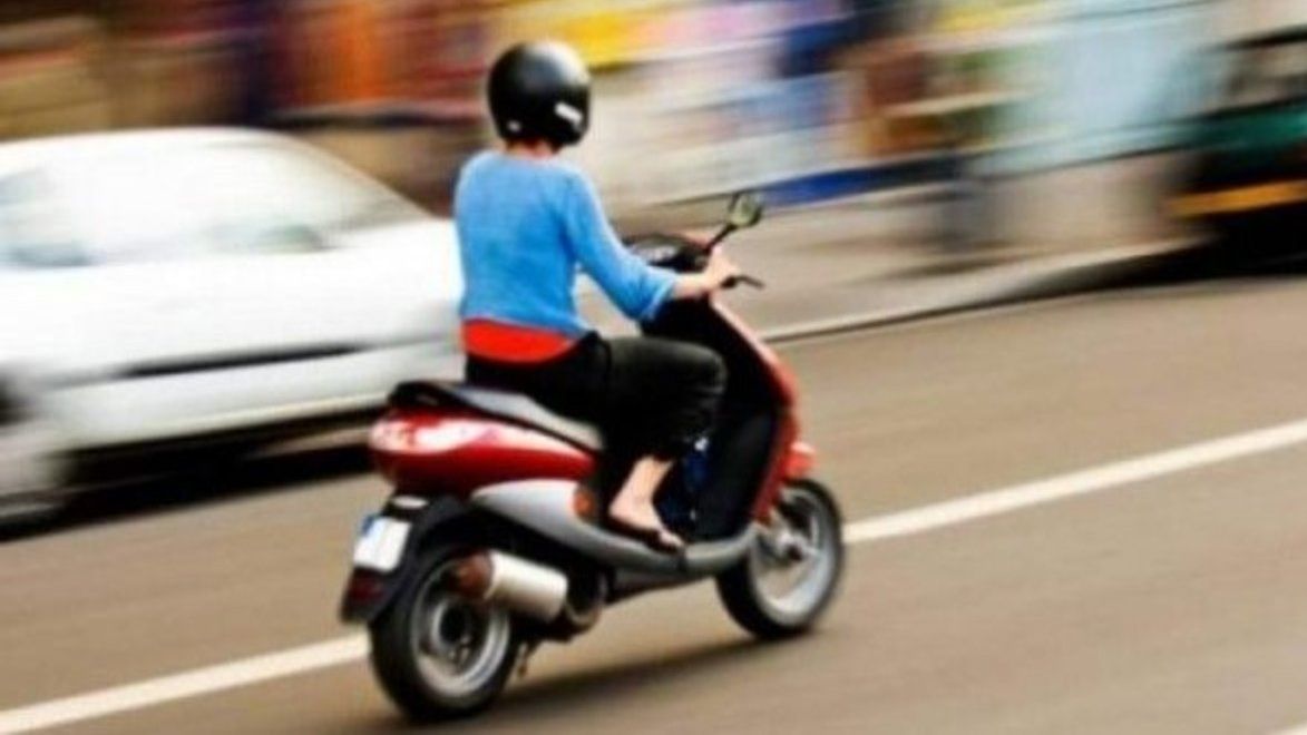 Tânără prinsă fără permis, pe moped neînregistrat