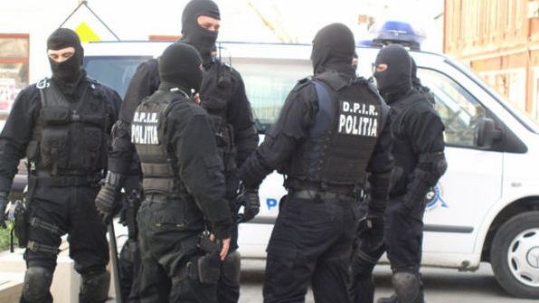 Polițiștii au fectuat percheziții domiciliare în Carei la presupușii autori ai crimei din Grădina Viilor