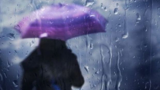 Meteorologii anunţă trei zile de ploi în toată ţara