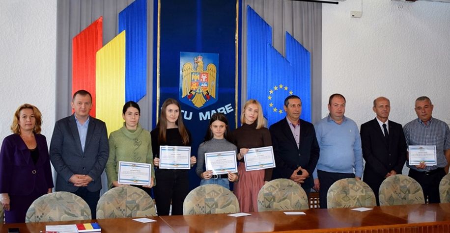 Elevii de 10 de la Evaluarea Naţională şi Bacalaureat, premiaţi de prefect