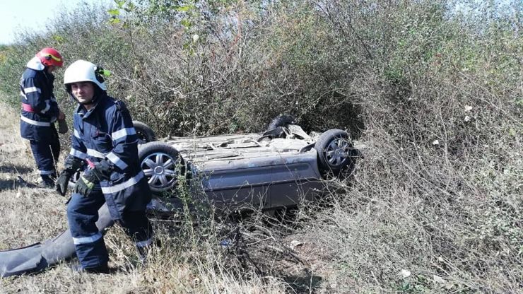 A ajuns cu mașina într-un șanț, între Vama și Orașu Nou