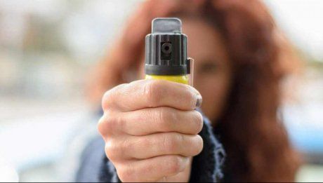 Învățătoarea care a atacat cu spray lacrimogen doi copii scapă de arest preventiv