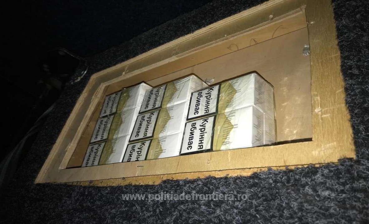 Peste 240 de pachete de țigări de contrabandă ascunse în bancheta mașinii
