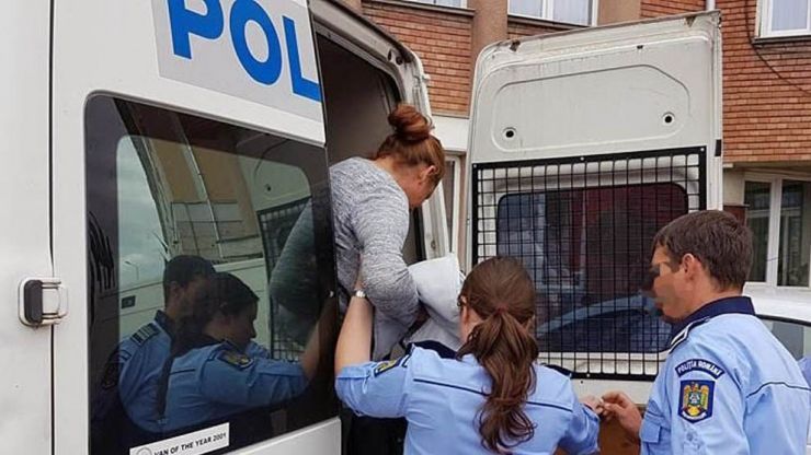 Sătmăreancă reținută de polițiști după ce a intrat într-o casă și a distrus două geamuri