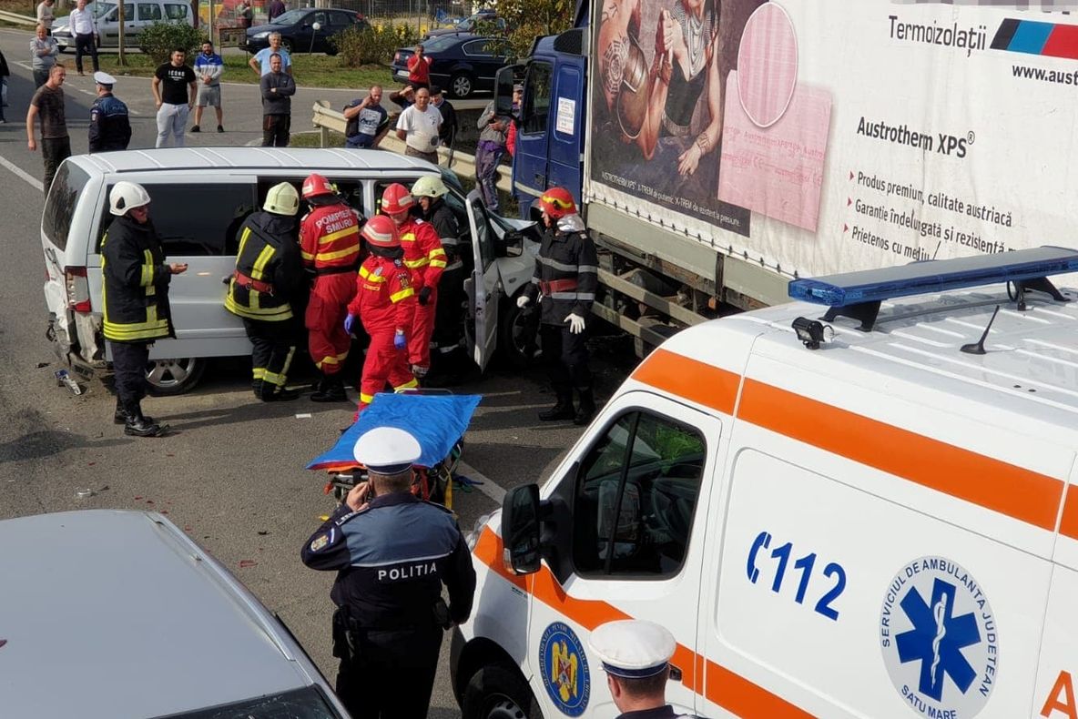 Accident în lanț, cu o persoană încarcerată, în municipiul Satu Mare