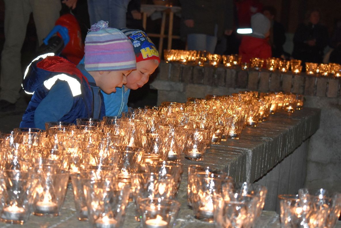 Un milion de stele: Sătmărenii sunt invitaţi să aprindă lumânări la Turnul Pompierilor