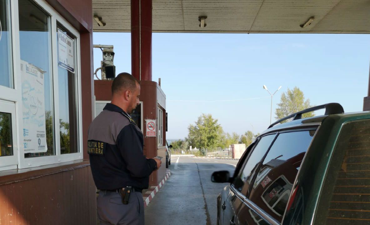 A încercat să treacă frontiera cu un permis fals