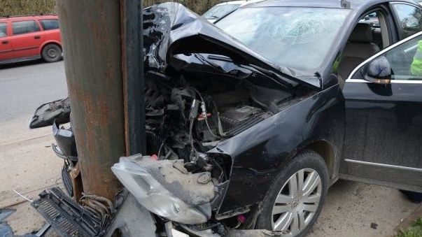 Un tânăr fără permis a intrat cu mașina într-un stâlp