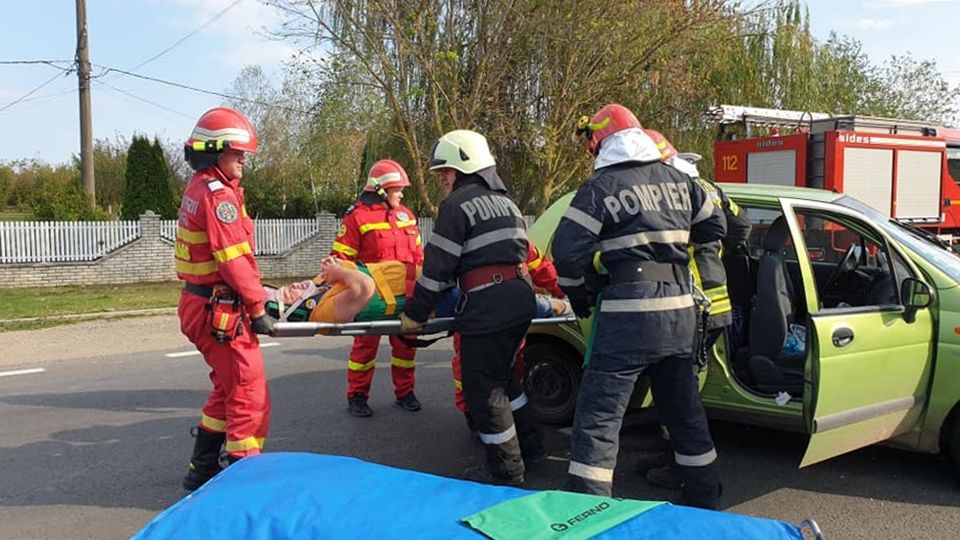 Accident rutier cu o persoană încarcerată, pe b-dul Lucian Blaga