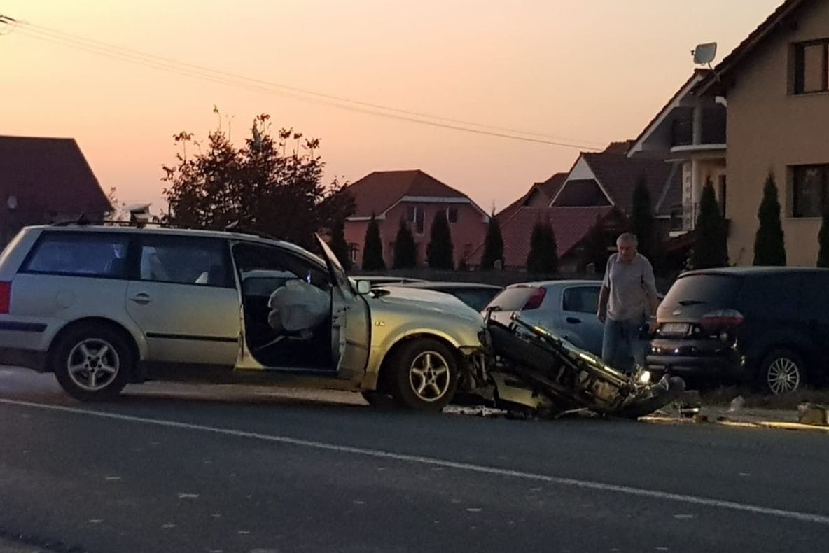 Motociclist în stare gravă, în urma unui impact violent cu o mașină