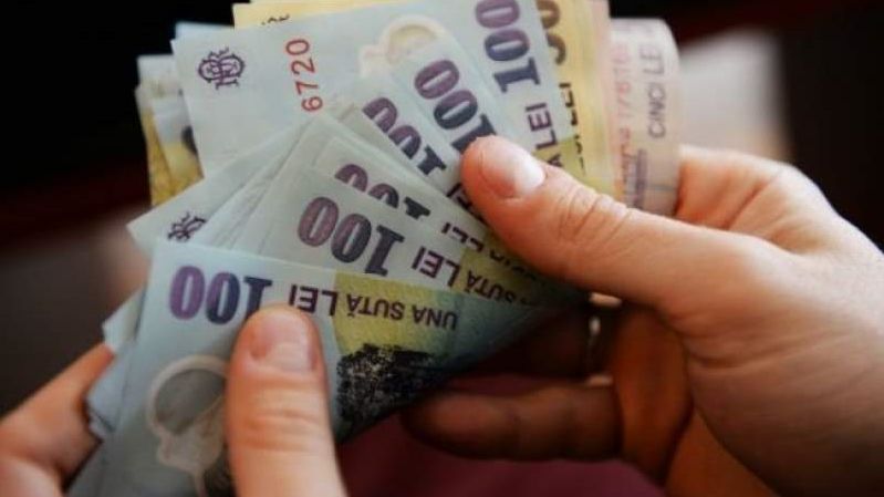 Bani pentru elevii și studenții dintr-o comună din județul Satu Mare