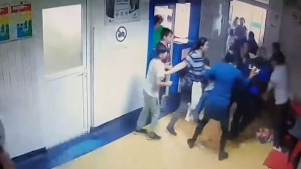 Bătaie la Urgențe! Infirmieră pălmuită de un scandalagiu