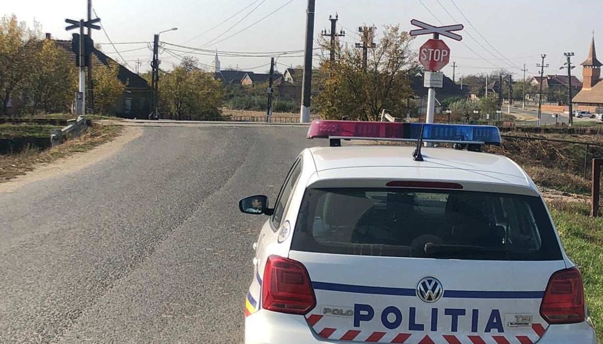 Poliţiştii sătmăreni, control la trecerile de cale ferată. Peste 40 de amenzi aplicate și cinci permise reținute