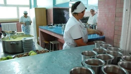 Nereguli în cantinele școlare și la unitățile de catering care asigură hrana elevilor