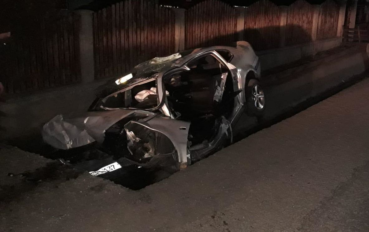 Un șofer s-a rănit grav după ce a intrat cu mașina într-un cap de pod