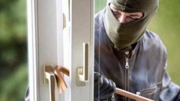 O casă situată în cea mai bogată comună din județ, spartă de un tânăr din Sălaj