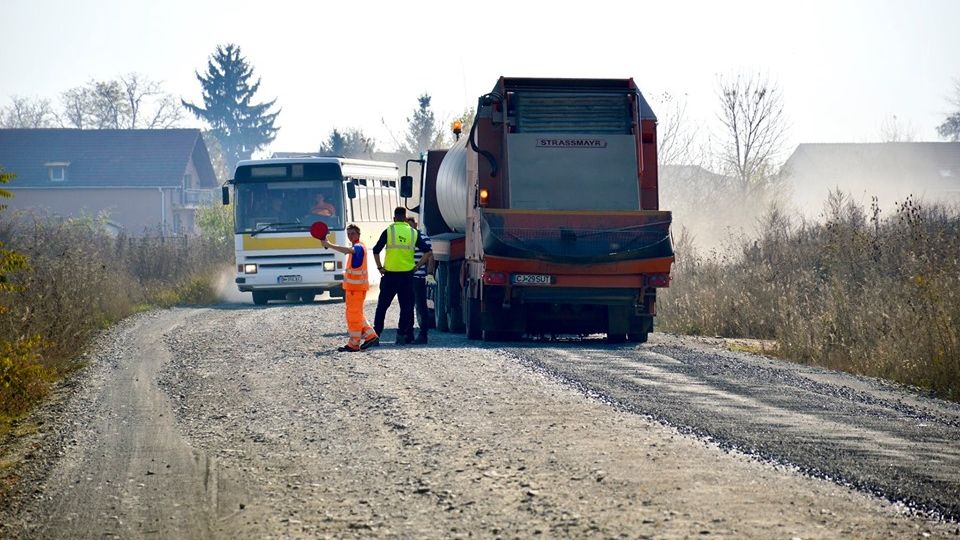 Veste bună pentru locuitorii din Amați, Rușeni și Tătărești. Au început lucrările de întreținere pe 10 km de drum