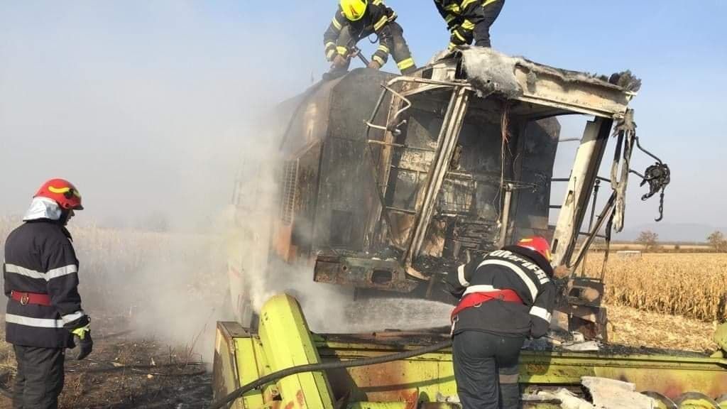 Incendiu la o combină aflată în funcțiune pe un teren din apropierea orașului Livada