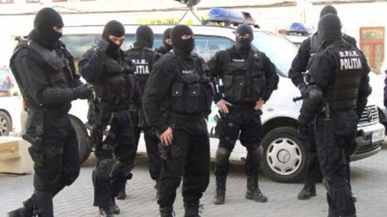 Aproape 50 de polițiști și jandarmi au descins în două localități din județ
