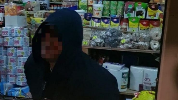 Tâlhărie în Satu Mare. Un individ a intrat într-un magazin și a amenințat-o pe vânzătoare cu un cuțit