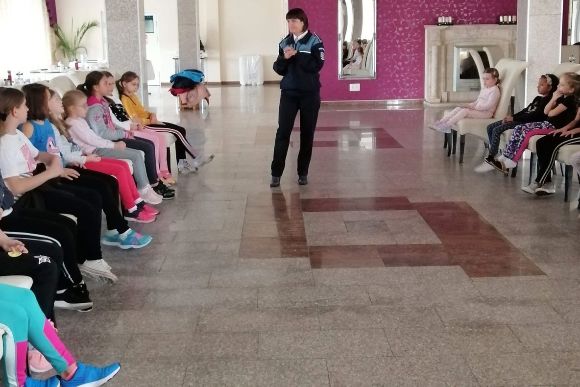 Polițiștii i-au învățat pe elevi să se ferească de capcanele de pe internet