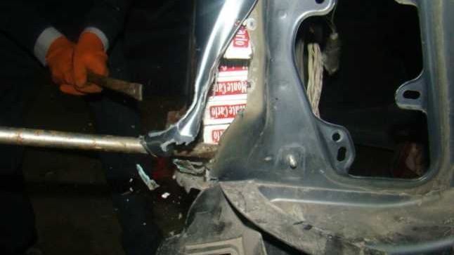 Țigări de contrabandă ascunse în roata de rezervă şi în aripile mașinii