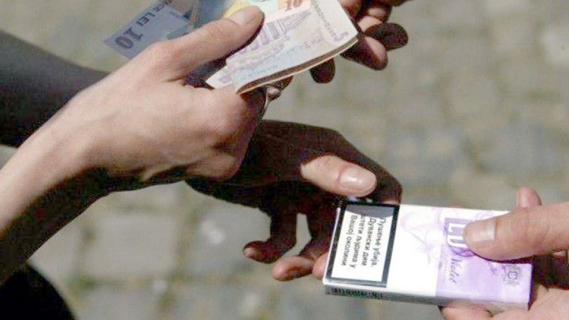 Femeie, de 67 de ani, prinsă în timp ce vindea țigări de contrabandă
