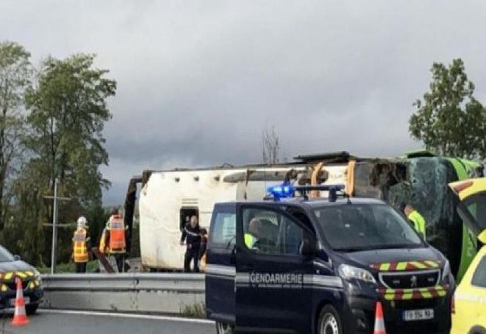  Autobuz răsturnat în Franța. Printre cei 33 de răniți este și un român 