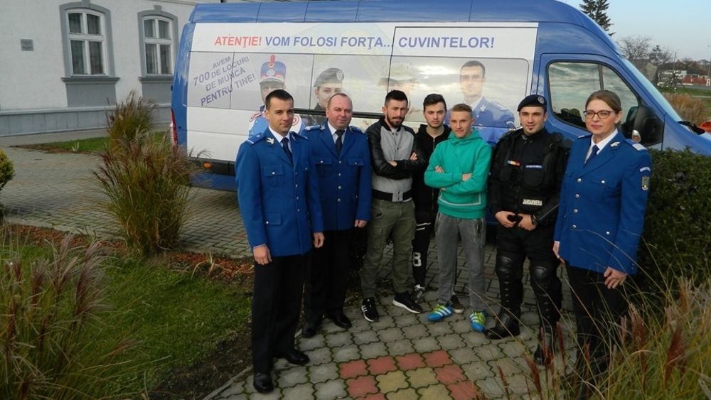 Zeci de tineri, interesați de o carieră în Jandarmerie