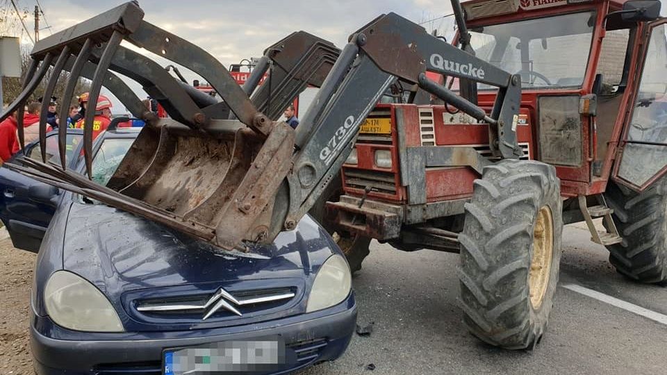 Accident în județ. A intrat cu tractorul într-o mașină