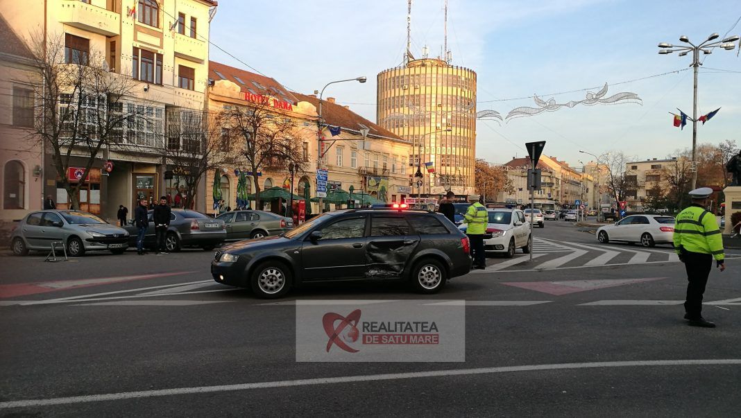 Un negreștean băut a lovit trei mașini în centrul Sătmarului și a fugit