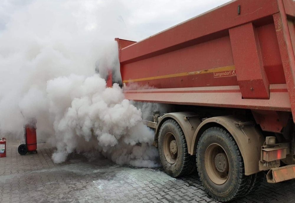 Un camion a luat foc în apropierea unei stații de carburant din municipiu