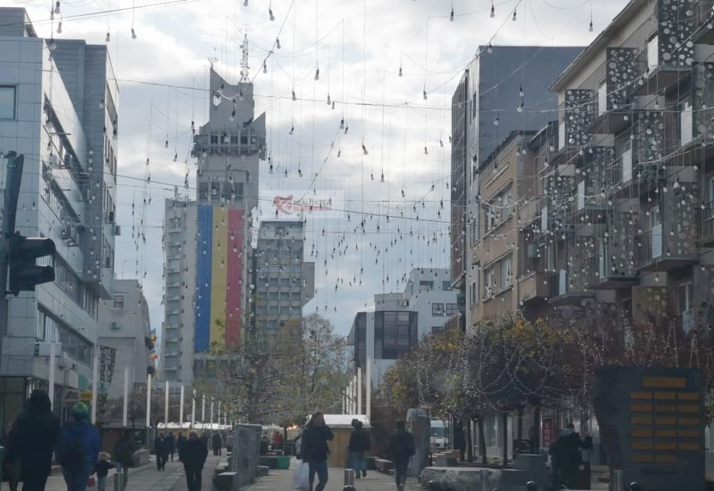 Tricolor uriaș arborat pe clădirea Palatului Administrativ din Satu Mare