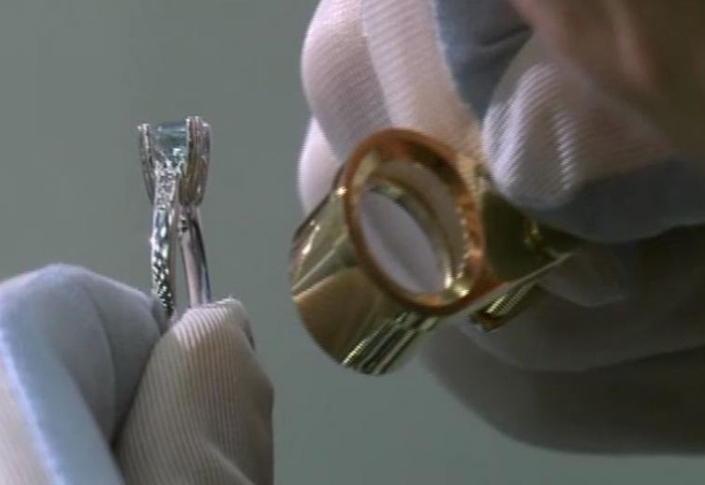 A furat mai multe bijuterii din aur din două locuințe. Polițiștii au reținut-o