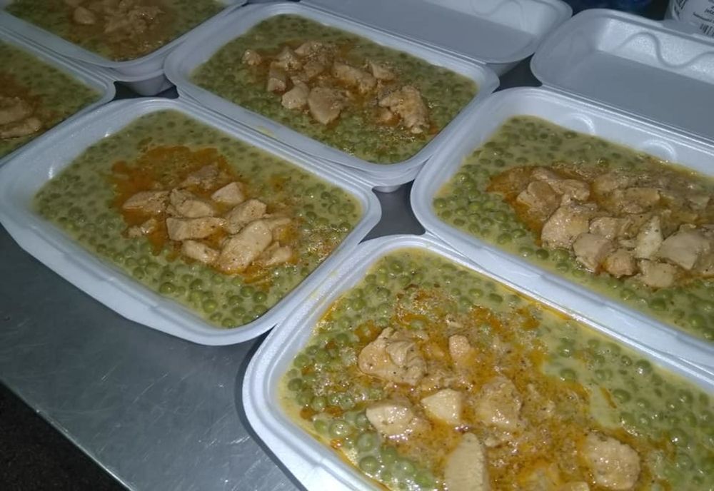 Masă caldă preparată de jandarmi pentru oamenii străzii