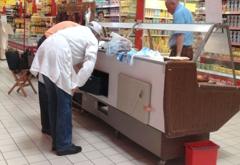 Două supermarketuri din Satu Mare, amendate de inspectorii DSVSA