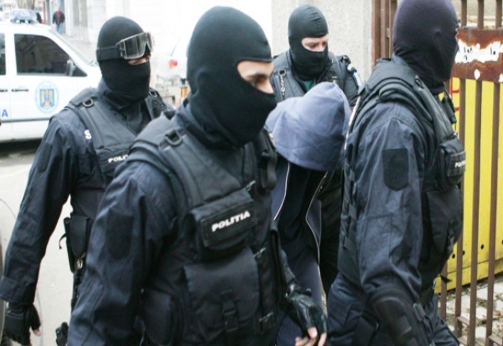 Sătmărean săltat de mascați și dus direct după gratii