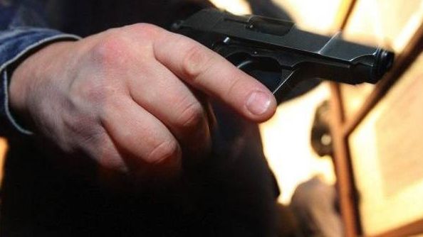 Bărbat împuşcat în curtea unei secţii de votare