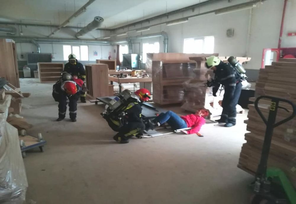 Incendiu la o fabrică de mobilă. Persoane prinse sub dărâmături (exercițiu)