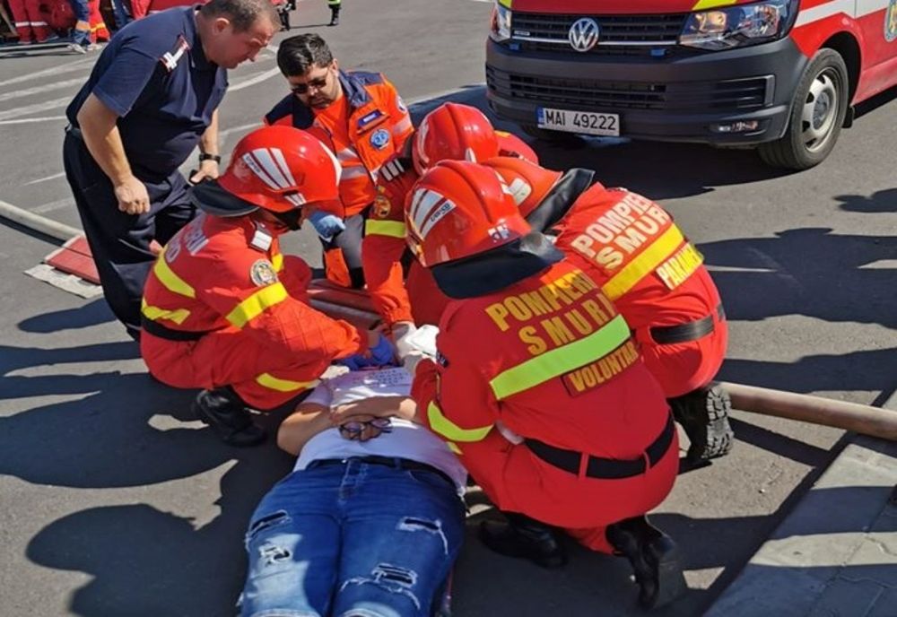 Demonstrații ale pompierilor voluntari de acordare a primului ajutor, în incinta Shopping City Satu Mare